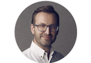 «Для сотрудников это интересная работа, где можно очень быстро увидеть, как твои конкретные действия влияют на общий результат команды и компании. В том числе, и на личный финансовый результат. Более того, это такая игра: побегать за злодеями и всех победить.»